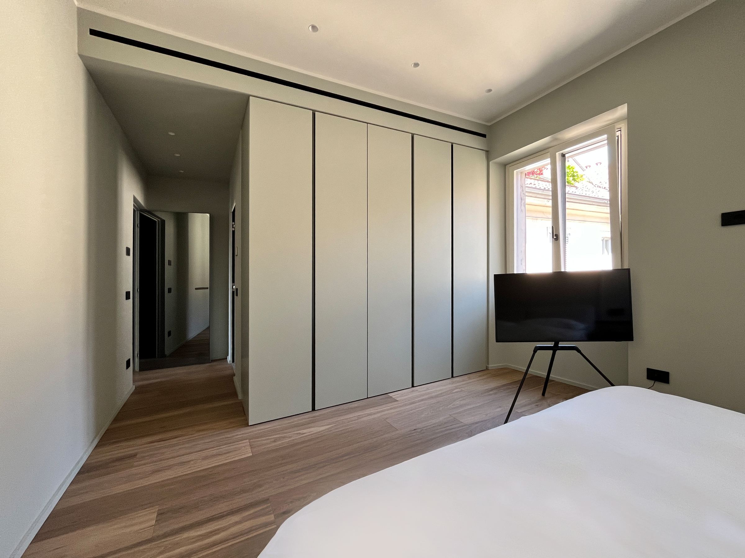 Armadio su misura Titanio: Eleganza per un Design Funzionale