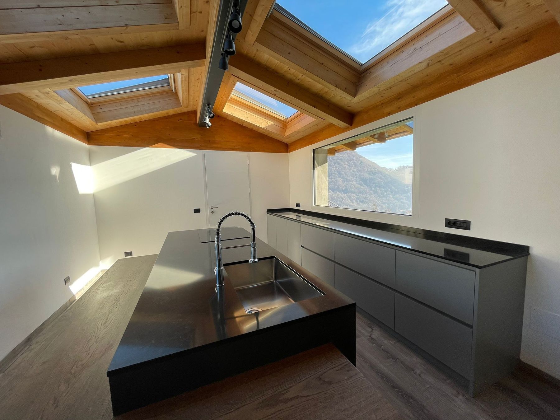 Cucina su misura con isola grigio antracite